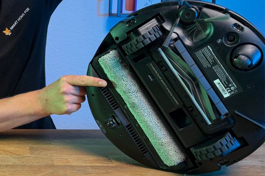 MOVA S70 Roller Wischwalze von unten mit sichtbaren Düsen und Abstreifleiste